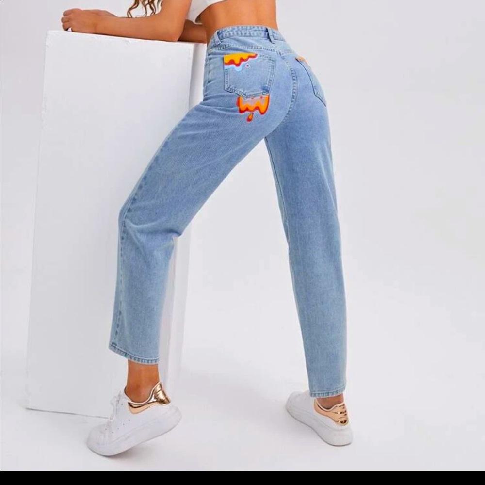 Mom jeans, boyfriend jeans, colored on the back